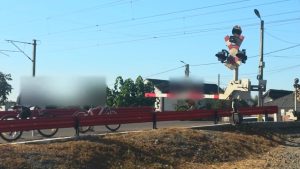 VIDEO: Copii pe biciclete surprinși traversând calea ferată printre barierele coborâte, la Valu lui Traian