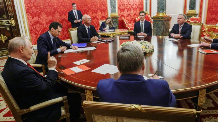 Casa Albă: Discuţiile de la Kremlin dintre emisarii SUA şi preşedintele Rusiei au fost substanţiale