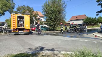 LUMINA: Un bărbat a suferit arsuri de gradul II, după ce mașina în care se afla a fost cuprinsă de un incendiu