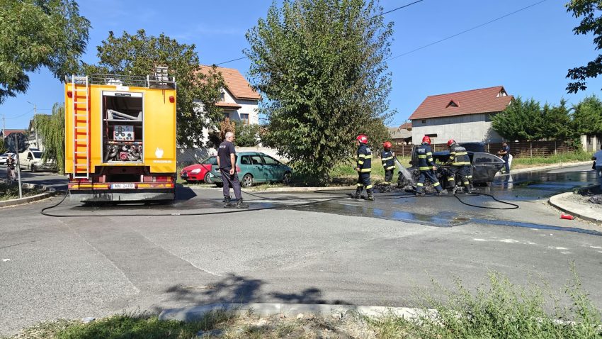 LUMINA: Un bărbat a suferit arsuri de gradul II, după ce mașina în care se afla a fost cuprinsă de un incendiu