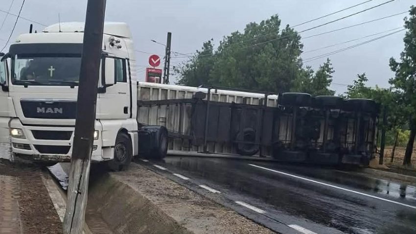 Camion răsturnat pe carosabil pe DN 2A, la ieșire din Nicolae Bălcescu spre Constanța