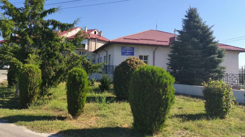 DIALOGURI LA ZI | La școala din comuna Dumbrăveni învață 50 de copii. “Șansele unui copil de la Dumbrăveni trebuie să fie aceleași cu ale unui copil de la Constanța, București sau din oricare alt oraș”, spune directorul Școlii Gimnaziale din Dumbrăveni, învățătoarea Eugenia Iuliana Tohăneanu