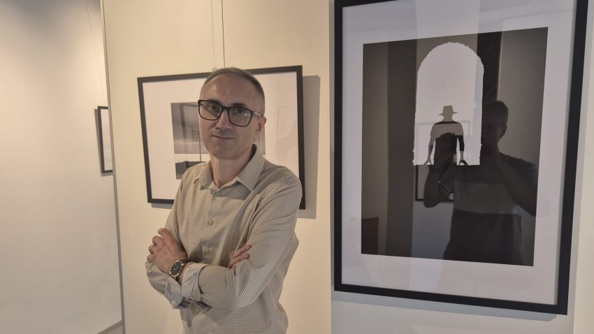 AUDIO | „PhozEme”, evenimentul prin care Emilian Avrămescu îmbină fotografia de artă cu poezia