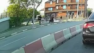 FOTO | NĂVODARI: Un stâlp de lemn a căzut peste un bărbat. Victima a ajuns la spital
