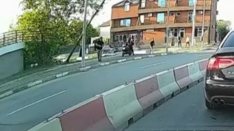 FOTO | NĂVODARI: Un stâlp de lemn a căzut peste un bărbat. Victima a ajuns la spital