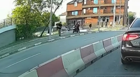 FOTO | NĂVODARI: Un stâlp de lemn a căzut peste un bărbat. Victima a ajuns la spital