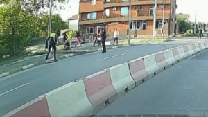 Polițiștii au deschis dosar penal în cazul bărbatului peste care a căzut un stâlp din lemn