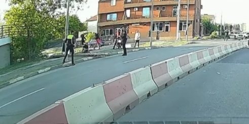 Polițiștii au deschis dosar penal în cazul bărbatului peste care a căzut un stâlp din lemn