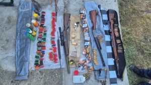 TULCEA: Arme și muniție deținute ilegal, descoperite de polițiști la o percheziție domiciliară în localitatea Letea