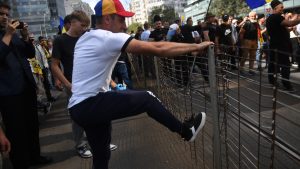 Protestatarii din Piața Victoriei au rupt cordonul de jandarmi și au pătruns pe strada Paris