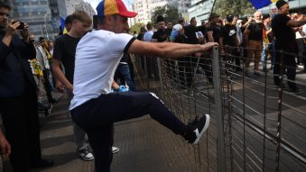 Protestatarii din Piața Victoriei au rupt cordonul de jandarmi și au pătruns pe strada Paris