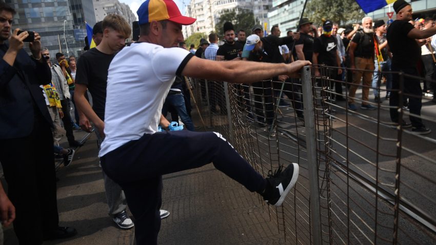 Protestatarii din Piața Victoriei au rupt cordonul de jandarmi și au pătruns pe strada Paris