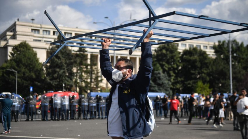 BUCUREȘTI: Zeci de persoane duse la audieri, 10 jandarmi răniți și zona centrală a Capitalei devastată, în urma protestelor din Piața Victoriei