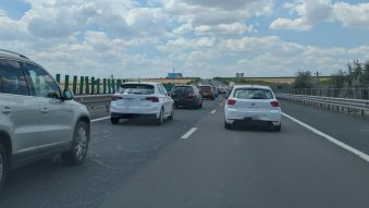 Circulație restricționată pe Autostrada A2, spre București, după răsturnarea unei autorulote