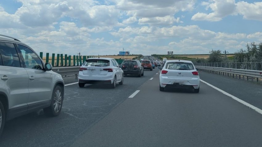 Circulație restricționată pe Autostrada A2, spre București, după răsturnarea unei autorulote