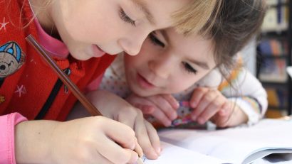 Familiile cu venituri mici pot solicita ajutor pentru rechizite
