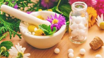 Medicina alternativă la control: de la homeopatie la astrologie medicală, în vizorul Ministerului Sănătății