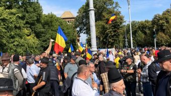 Proteste cu violențe ale crescătorilor de animale în Piața Victoriei din Capitală
