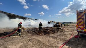 Incendiu puternic la un depozit de cereale și baloți de paie din Mircea Vodă