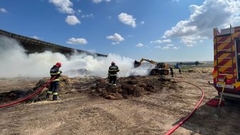 Incendiu puternic la un depozit de cereale și baloți de paie din Mircea Vodă
