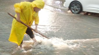 CONSTANȚA: Copaci căzuți, asfalt surpat și trafic deviat din cauza inundării carosabilului – efectele ploilor torențiale de marți