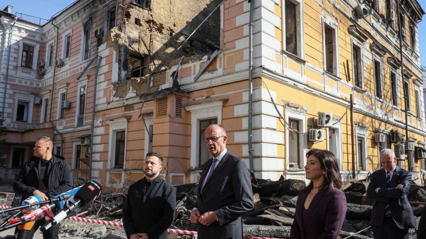 Aflat în capitala Ucrainei, cancelarul german îi cere lui Putin să pună capăt „războiului său lipsit de sens”