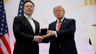 Trump îl decorează pe Musk cu o medalie științifică și îl numește „comoară națională”
