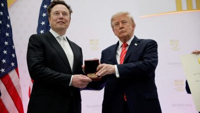 Trump îl decorează pe Musk cu o medalie științifică și îl numește „comoară națională”