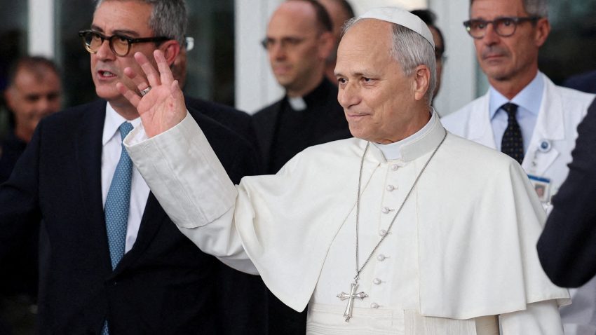 După cinci zile de spitalizare, Papa Leon al XIV-lea a revenit la Vatican și va rosti, astăzi, tradiţionala rugăciune Angelus