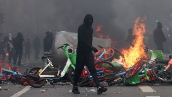 FRANȚA, devastată de manifestații de o violență extremă. Proteste și confruntări cu forțele de ordine au avut loc și în alte țări europene