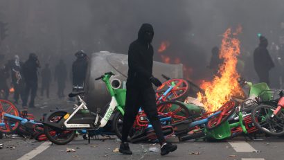 FRANȚA, devastată de manifestații de o violență extremă. Proteste și confruntări cu forțele de ordine au avut loc și în alte țări europene