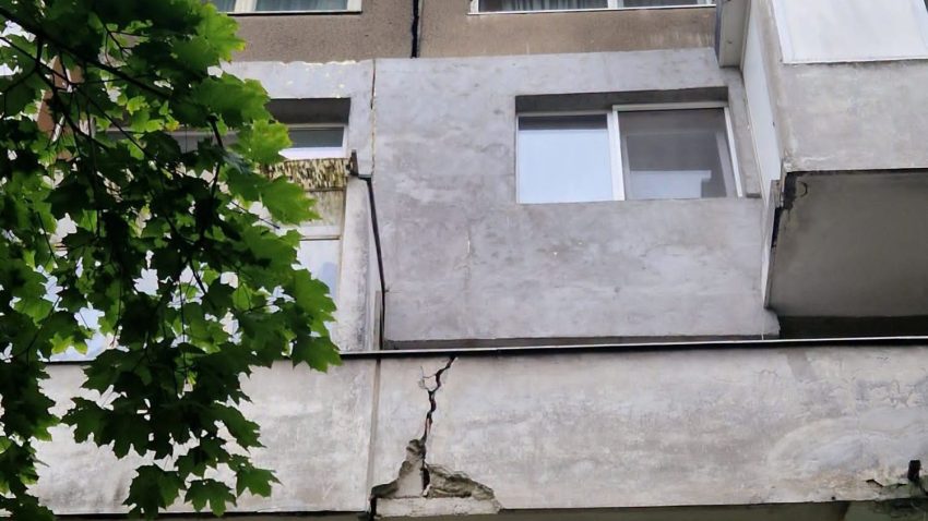 ISUBIF: Locatari evacuați dintr-un bloc din Sectorul 6 unde a apărut o crăpătură între două scări