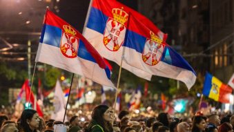 SERBIA: Competiție strânsă între reprezentanții studenților și liderul populist Aleksandar Vučić, la alegerile parlamentare anticipate