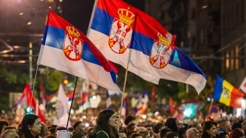 SERBIA: Competiție strânsă între reprezentanții studenților și liderul populist Aleksandar Vučić, la alegerile parlamentare anticipate
