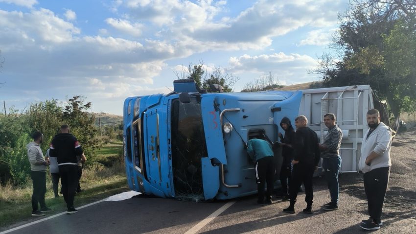 Județul CONSTANȚA: DN3 este blocat! Un autocamion încărcat cu floarea-soarelui s-a răsturnat