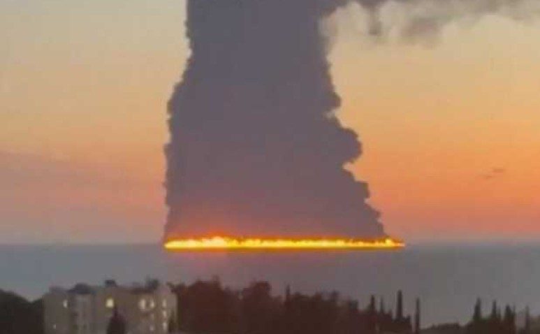 RUSIA: Petrolier în flăcări în largul coastei de sud. Orașul Soci acoperit de fum