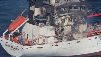 Amplă operaţiune de căutare şi salvare pentru salvarea marinarilor dispăruți de pe nava care a luat foc în apropiere de Sulina