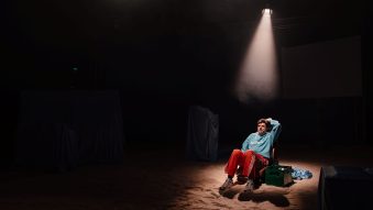 „Viață în lucru”, spectacolul în care Alex Bogdan își spune povestea celor 16 ani de dependență de jocuri de noroc, revine la Teatrul de Stat Constanța