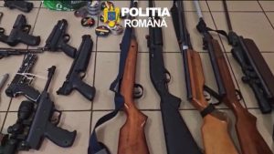 Peste 20 de arme neletale și aproximativ 16.500 de proiectile metalice, descoperite de polițiști la un bărbat din Constanța