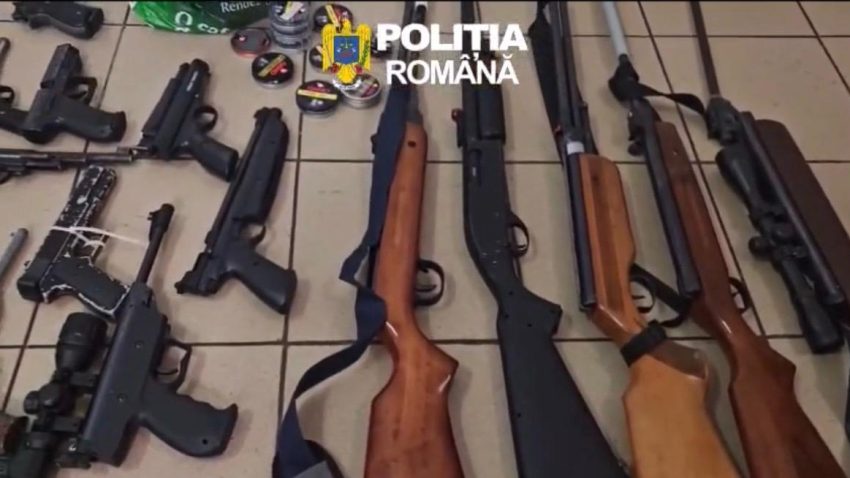 Peste 20 de arme neletale și aproximativ 16.500 de proiectile metalice, descoperite de polițiști la un bărbat din Constanța
