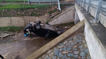 SIBIOARA: O mașină s-a răsturnat în urma unui accident rutier