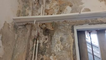 FOTO | Produse expirate, legume aproape stricate și spații neigienizate, printre deficiențele descoperite de inspectorii CJPC Constanța. Au fost aplicate sancțiuni de peste un milion de lei