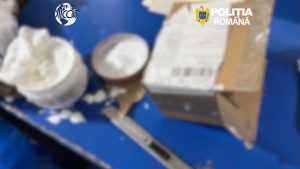 CONSTANȚA: Un bărbat de 28 de ani, prins în flagrant după ce a preluat un colet cu substanțe psihoactive din Germania