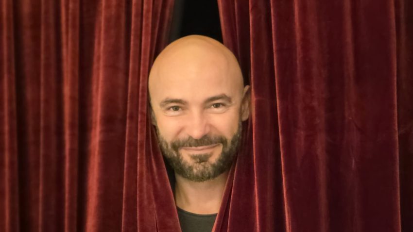AUDIO | „Nu știam că vreau să fiu actor, nici nu fusesem vreodată la teatru”. Cum și-a descoperit Marian Adochiței vocația și ce mesaj le transmite tinerilor indeciși, aflăm duminică, la „Povești din Dobrogea”