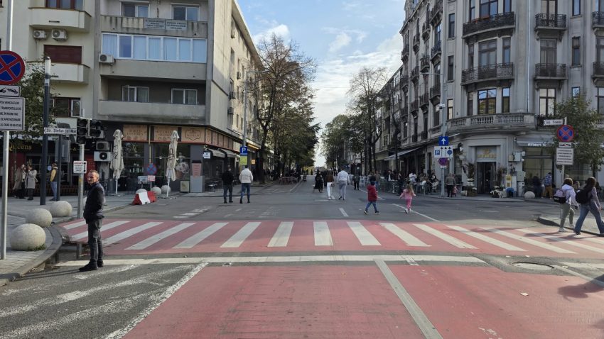 După o pauză, bulevardul Tomis a redevenit pietonal. Constănțenii care au ieșit la plimbare susțin ideea: