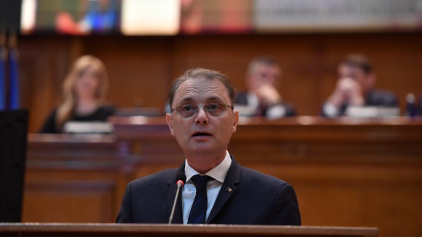 Guvernul Luca Niculescu a primit votul de încredere în Parlament