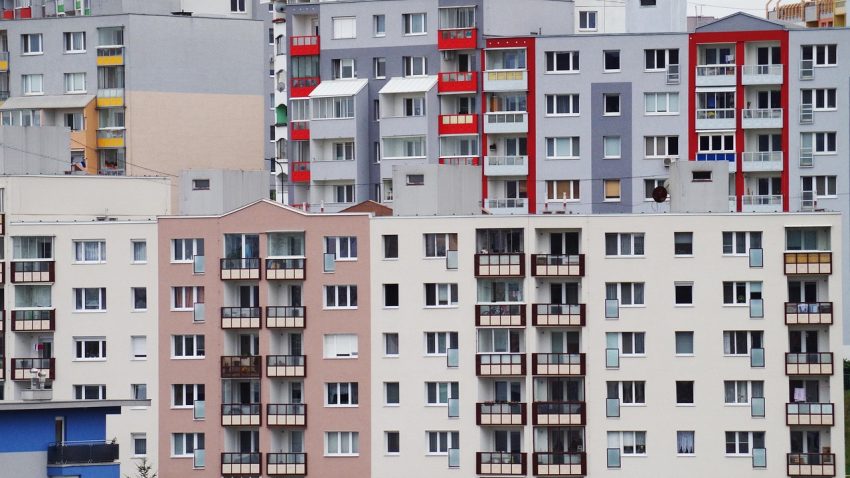 AUDIO | Lucrările neautorizate la bloc pot atrage majorarea cu 100% a impozitului pe clădire, potrivit noilor prevederi din Codul urbanismului