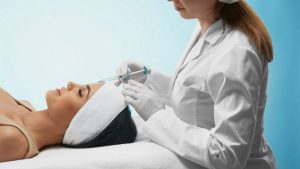 CONSTANȚA: Femeie de la un salon de tatuaj, reținută pentru exercitarea fără drept a profesiei de medic