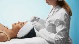 CONSTANȚA: Femeie de la un salon de tatuaj, reținută pentru exercitarea fără drept a profesiei de medic