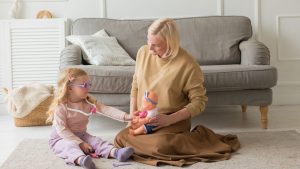 CONSTANȚA: Sprijin financiar de la autoritățile locale pentru plata serviciilor unei bone. Cine poate beneficia de acest ajutor